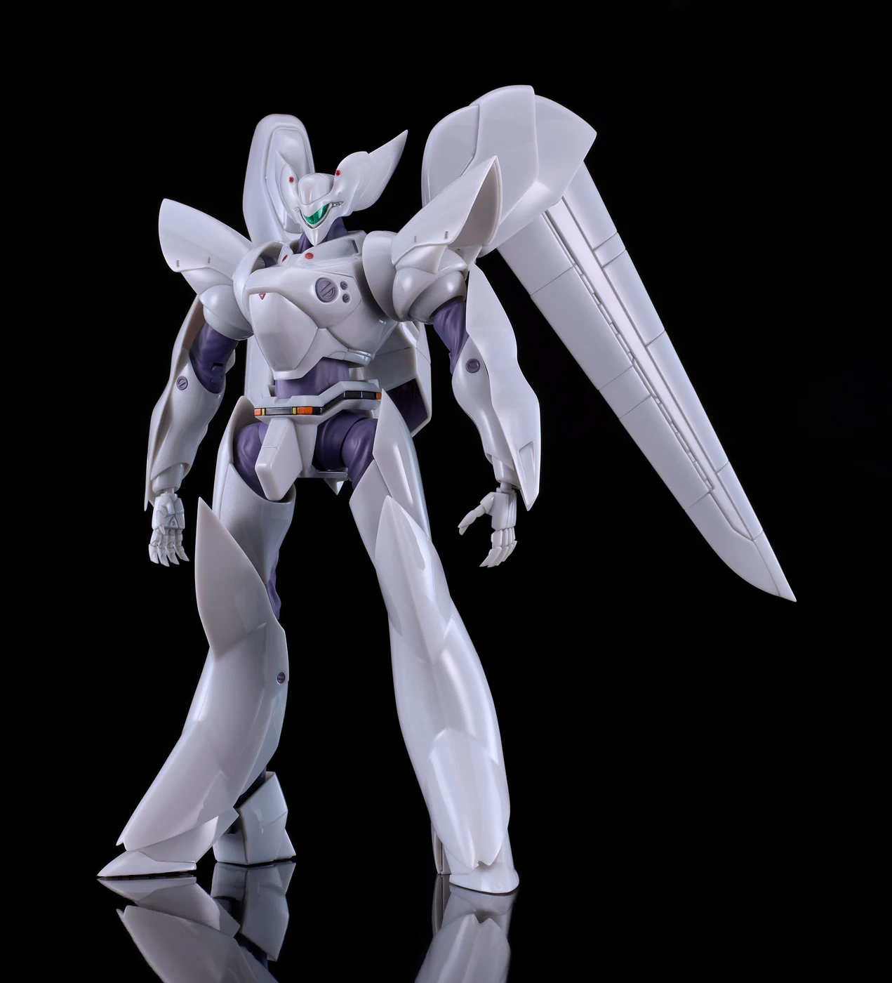 特装版に付く白いグリフォンの塗装済み完成見本。実際の商品は1/60の組立プラモデルで、頭頂高約130mm